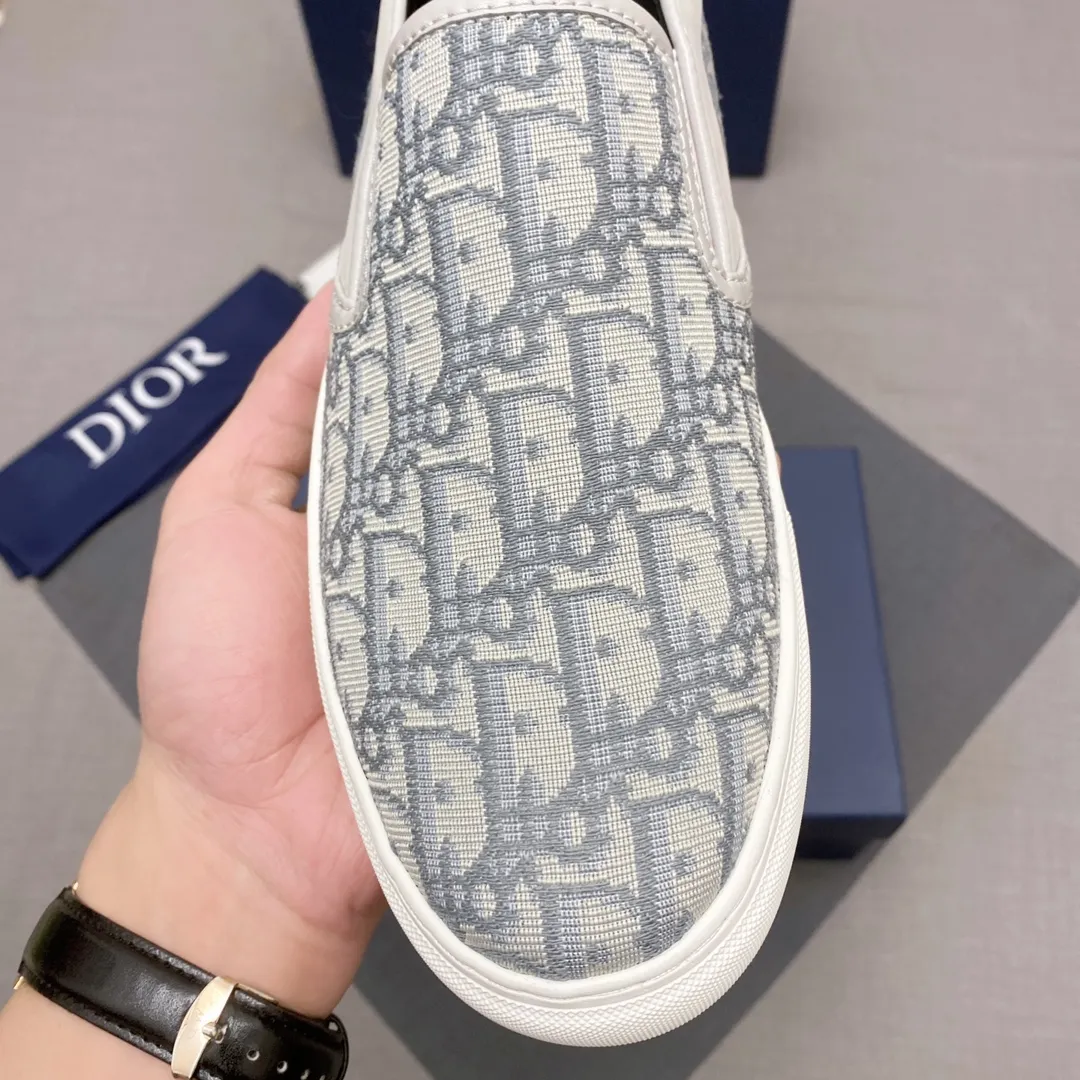 p380, Dior series casual shoes 👟🔥[Dior] Dior's new casual men's shoes are launched in Hong Kong counters. Official website 1:1 production. Original Italian materials. Designed by European and American masters. Perfect shape to create counter quality. Solid color rubber wear-resistant outsole and classic dazzling head! Super versatile and very comfortable. High-end without losing taste, fashionable and novel! ! Absolute focus! Code number: 38-44, three colors available (45 can be customized, cannot be returned or exchanged) No. 005